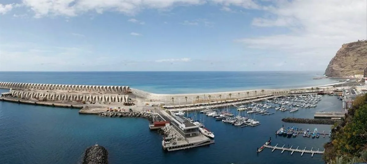 Puerto deportivo de Tazacorte visto desde el acantilado, con el mar al fondo